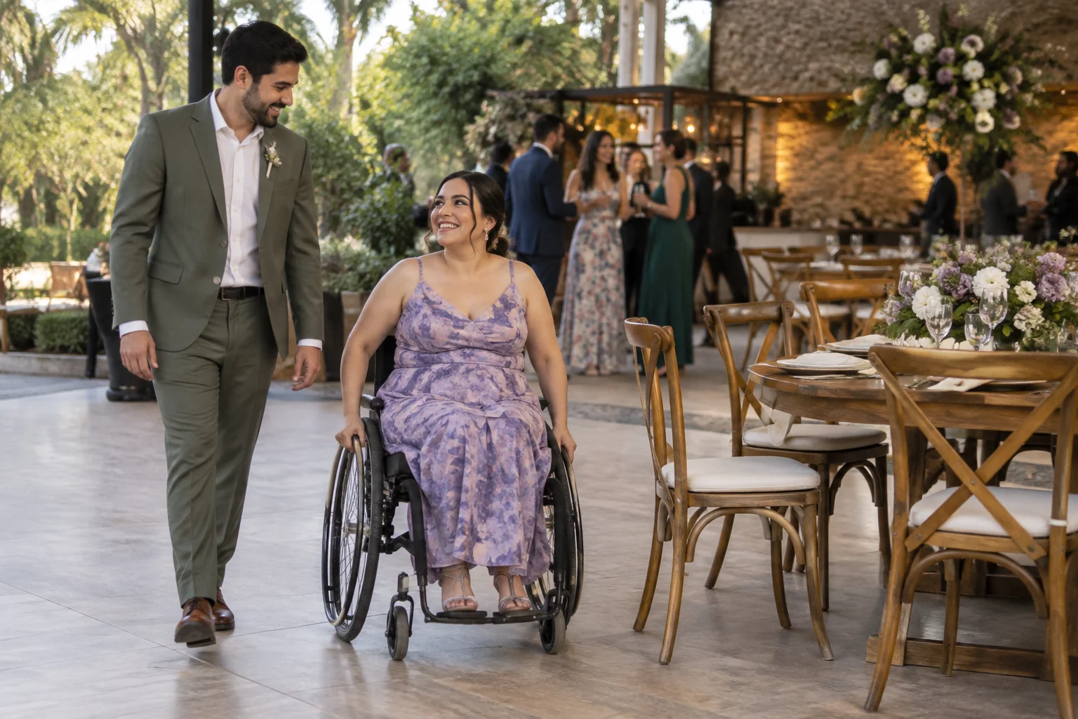 Persona usuaria de silla de ruedas llega por un acceso amplio y sin escalones.