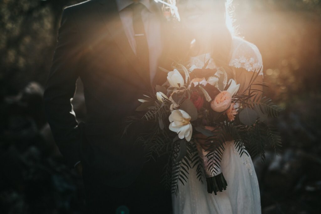 Pareja con ramo al atardecer · fotografía de muestra